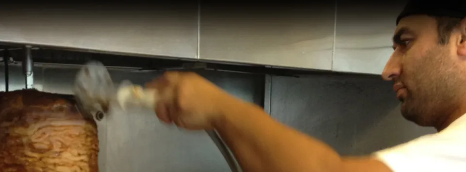 Kebabkött skärs i köket